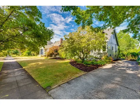 2239 Se 51st Avenue Portland OR 97215