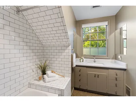 4301 Sw 54th Place Portland OR 97221