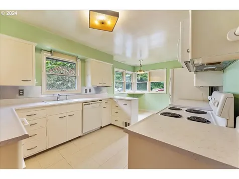 8510 SE Ash Street Portland OR 97216