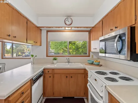 15211 NE Schuyler Court Portland OR 97230