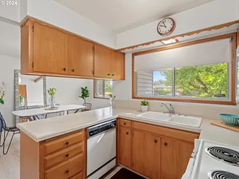 15211 NE Schuyler Court Portland OR 97230