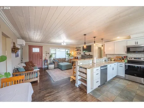 2209 Virginia Avenue North Bend OR 97459