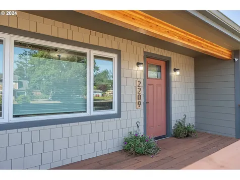 2209 Virginia Avenue North Bend OR 97459
