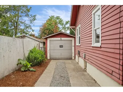 915 N Holland Street Portland OR 97217