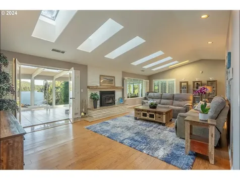 5333 Leavitt Loop Florence OR 97439