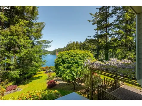 5333 Leavitt Loop Florence OR 97439
