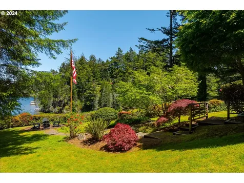 5333 Leavitt Loop Florence OR 97439