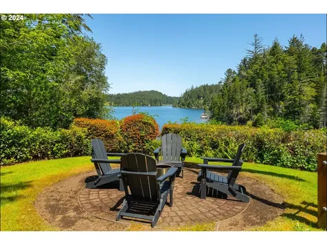 5333 Leavitt Loop Florence OR 97439