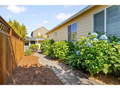 2116 N Locust Street Canby OR 97013