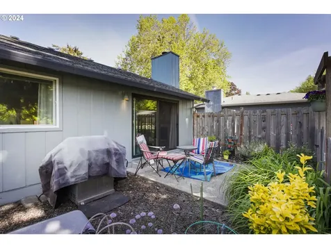 2003 SE Quail Circle Hillsboro OR 97123