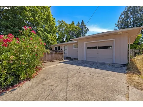 1157 NE Malheur Avenue Roseburg OR 97470