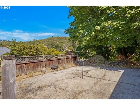 1157 NE Malheur Avenue Roseburg OR 97470