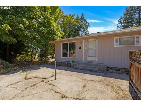 1157 NE Malheur Avenue Roseburg OR 97470