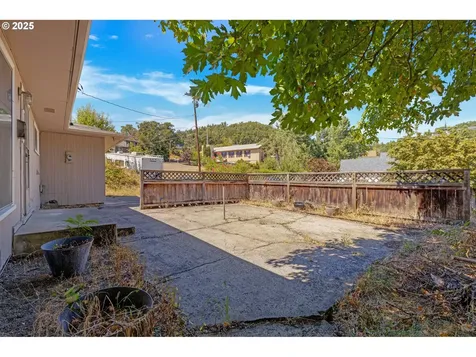 1157 NE Malheur Avenue Roseburg OR 97470