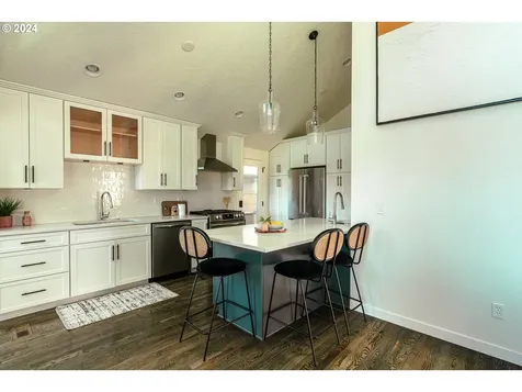 7739 SW 10th Avenue Portland OR 97219