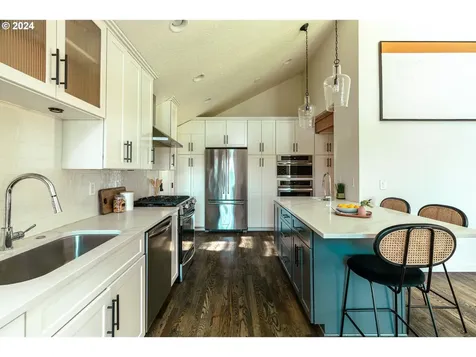 7739 SW 10th Avenue Portland OR 97219