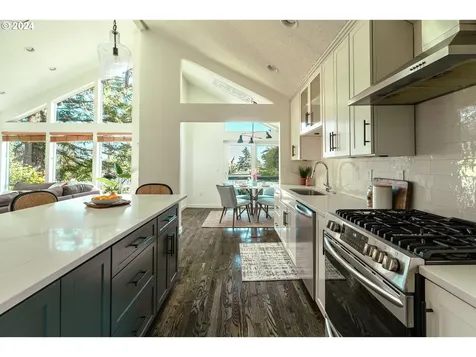 7739 SW 10th Avenue Portland OR 97219