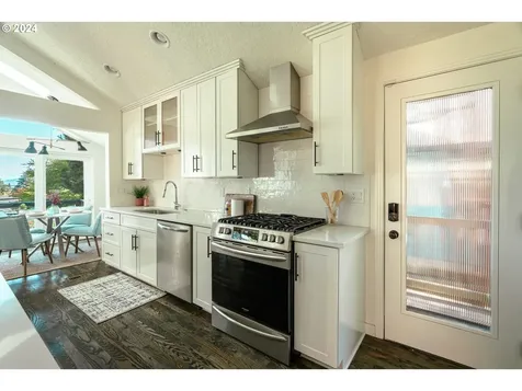 7739 SW 10th Avenue Portland OR 97219