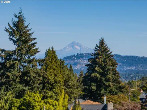 7739 SW 10th Avenue Portland OR 97219