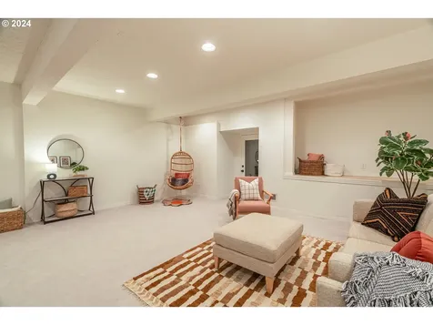 7739 SW 10th Avenue Portland OR 97219