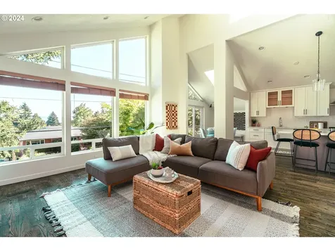 7739 SW 10th Avenue Portland OR 97219