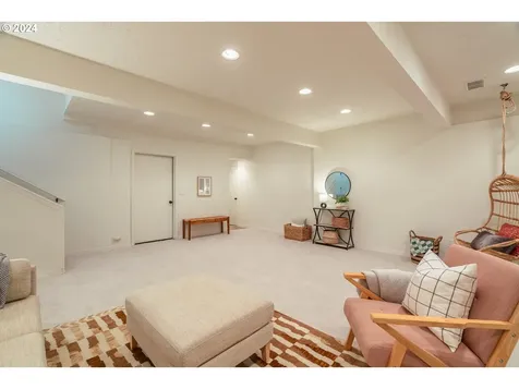 7739 SW 10th Avenue Portland OR 97219