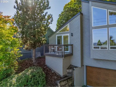 7739 SW 10th Avenue Portland OR 97219