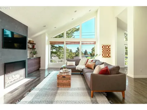 7739 SW 10th Avenue Portland OR 97219