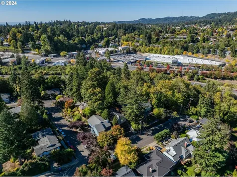 7739 SW 10th Avenue Portland OR 97219