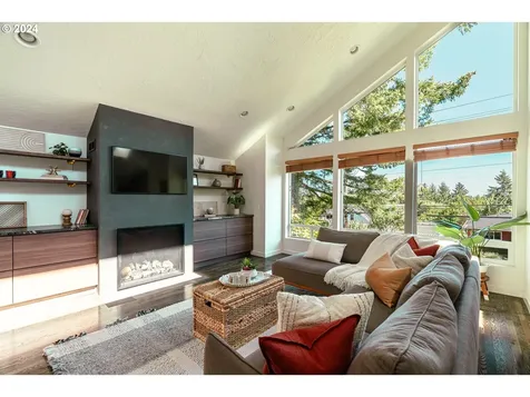 7739 SW 10th Avenue Portland OR 97219