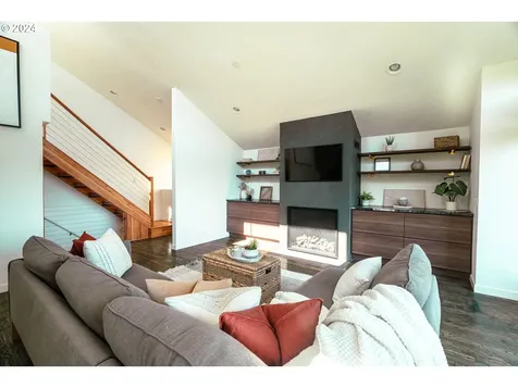 7739 SW 10th Avenue Portland OR 97219