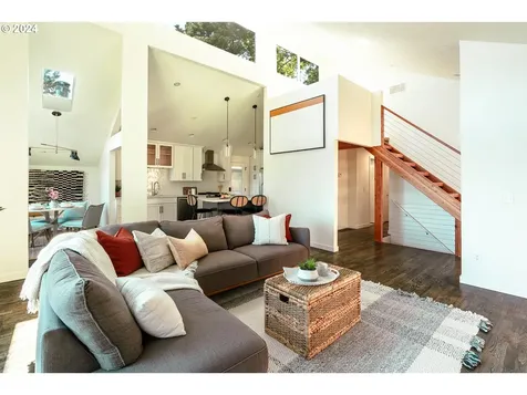 7739 SW 10th Avenue Portland OR 97219