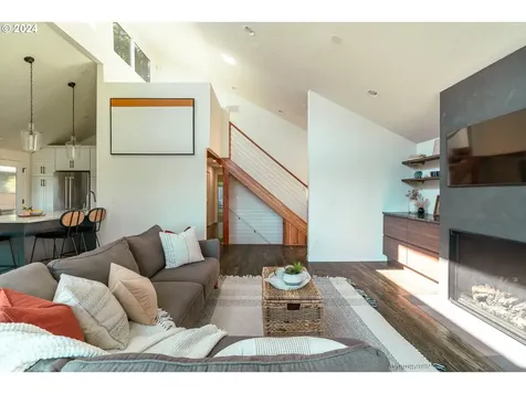 7739 SW 10th Avenue Portland OR 97219