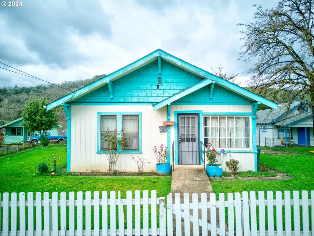 1566 SE Mill Street Roseburg OR 97470