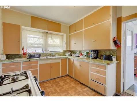 1566 SE Mill Street Roseburg OR 97470