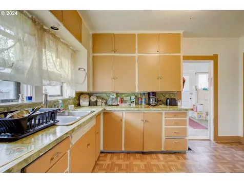1566 SE Mill Street Roseburg OR 97470