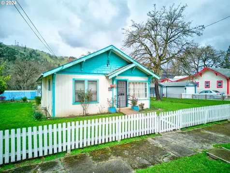 1566 SE Mill Street Roseburg OR 97470