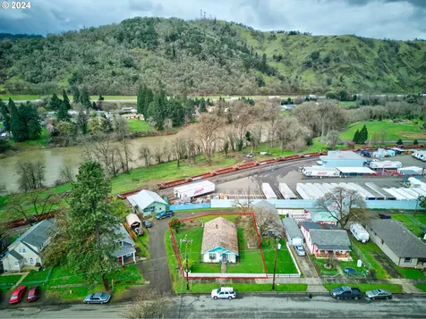 1566 SE Mill Street Roseburg OR 97470