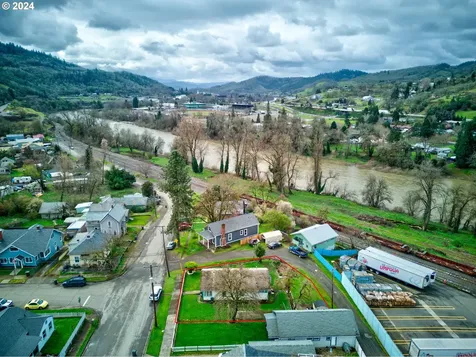 1566 SE Mill Street Roseburg OR 97470