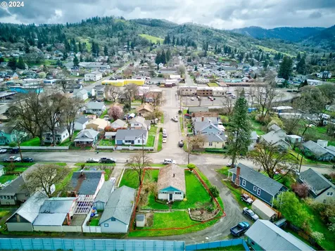 1566 SE Mill Street Roseburg OR 97470