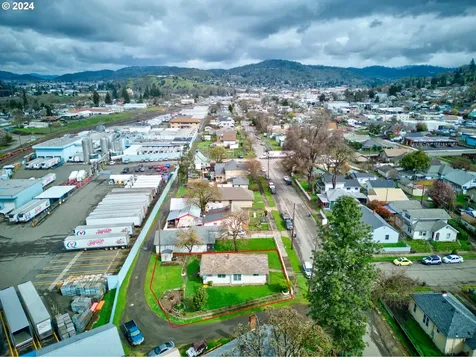 1566 SE Mill Street Roseburg OR 97470