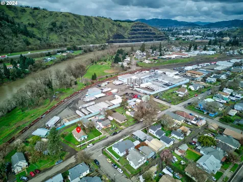 1566 SE Mill Street Roseburg OR 97470