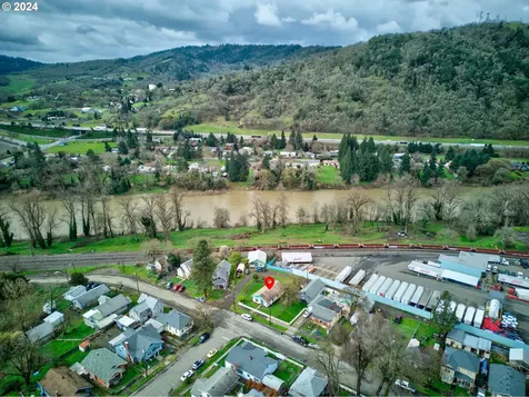 1566 SE Mill Street Roseburg OR 97470