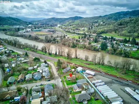 1566 SE Mill Street Roseburg OR 97470