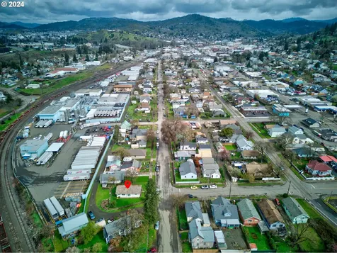 1566 SE Mill Street Roseburg OR 97470