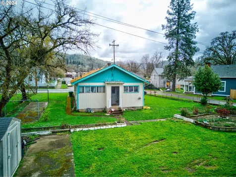 1566 SE Mill Street Roseburg OR 97470