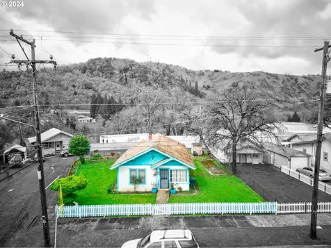 1566 SE Mill Street Roseburg OR 97470