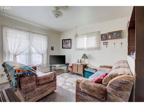 1566 SE Mill Street Roseburg OR 97470