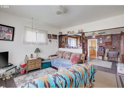 1566 SE Mill Street Roseburg OR 97470