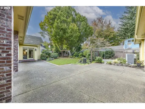 2074 Musket Street Eugene OR 97408